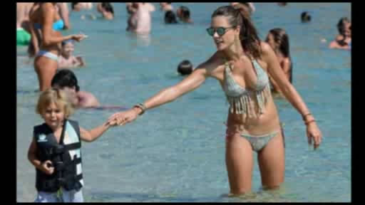 Alessandra Ambrosio saçaqlı bikinisi ilə diqqət çəkdi 